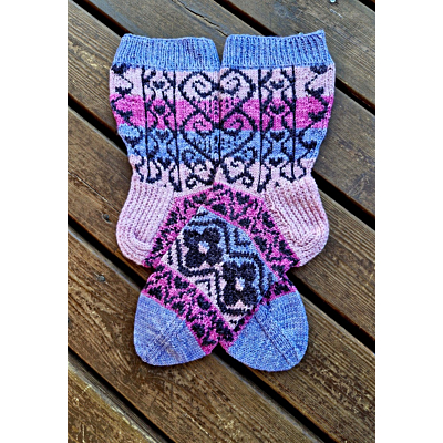 Sydämen kiemurat -sukat ohje, FIN