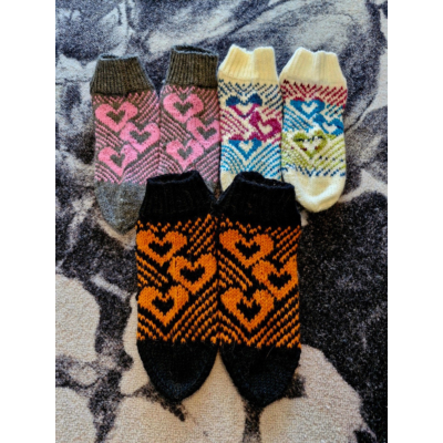 Sydämellinen-sukat ohje, FIN